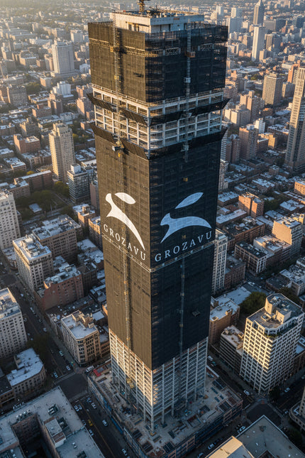 Dominando el horizonte. El conejo Grozavu se alza como un símbolo de visión audaz.